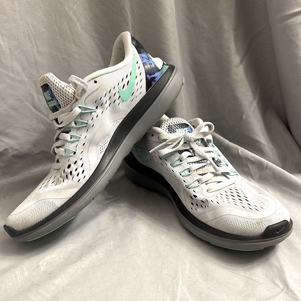 Nike Womens size 9 flex2017 run